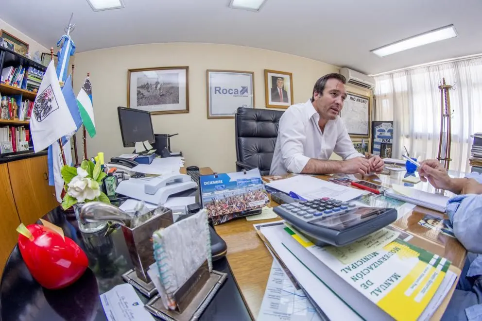 Entrar al despacho de Soria es revivir los recuerdos de su padre. Martín lleva adelante su gestión en medio de un "museo" del "Gringo"