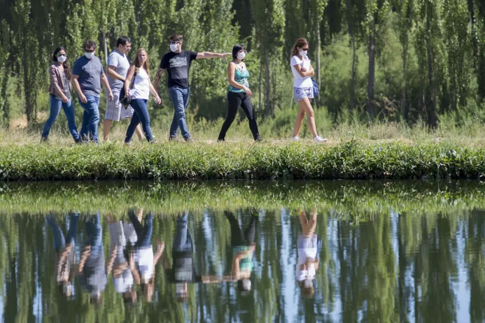 En videos, la visita que reveló la contaminación del río Negro