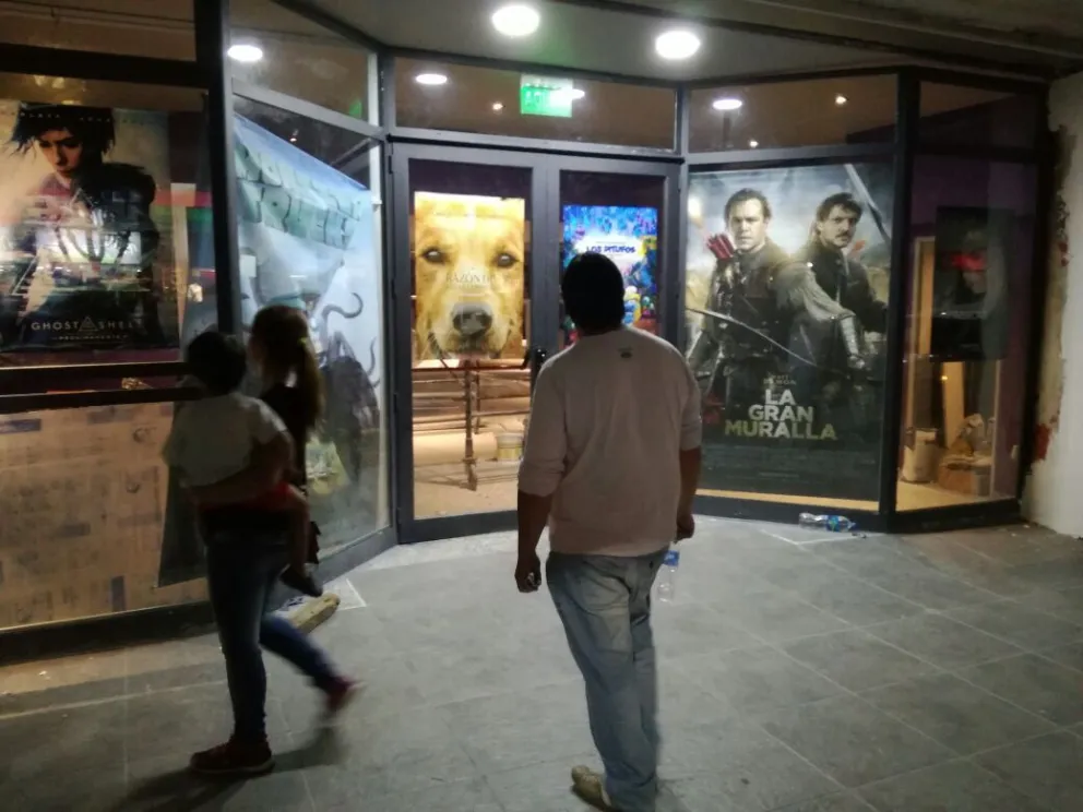 La cartelería había general expectativa entre los vecinos que a partir de hoy volverán a tener un cine.