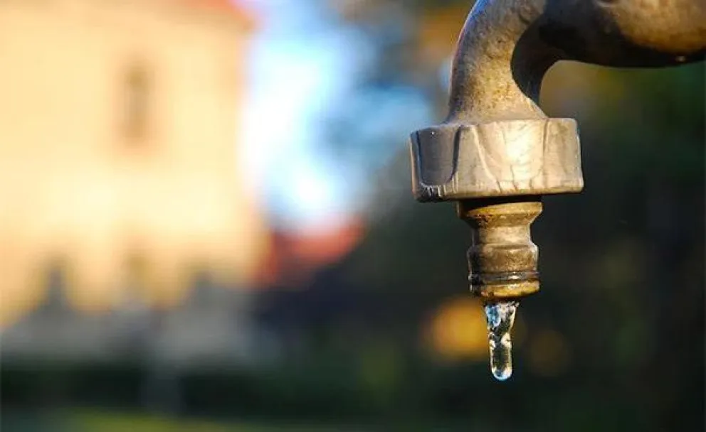 Personal de Aguas Rionegrinas trabaja en el reacondicionamiento del equipo de bombeo de J.J. Gómez, que abastece a Alta Barda. Foto: ARSA