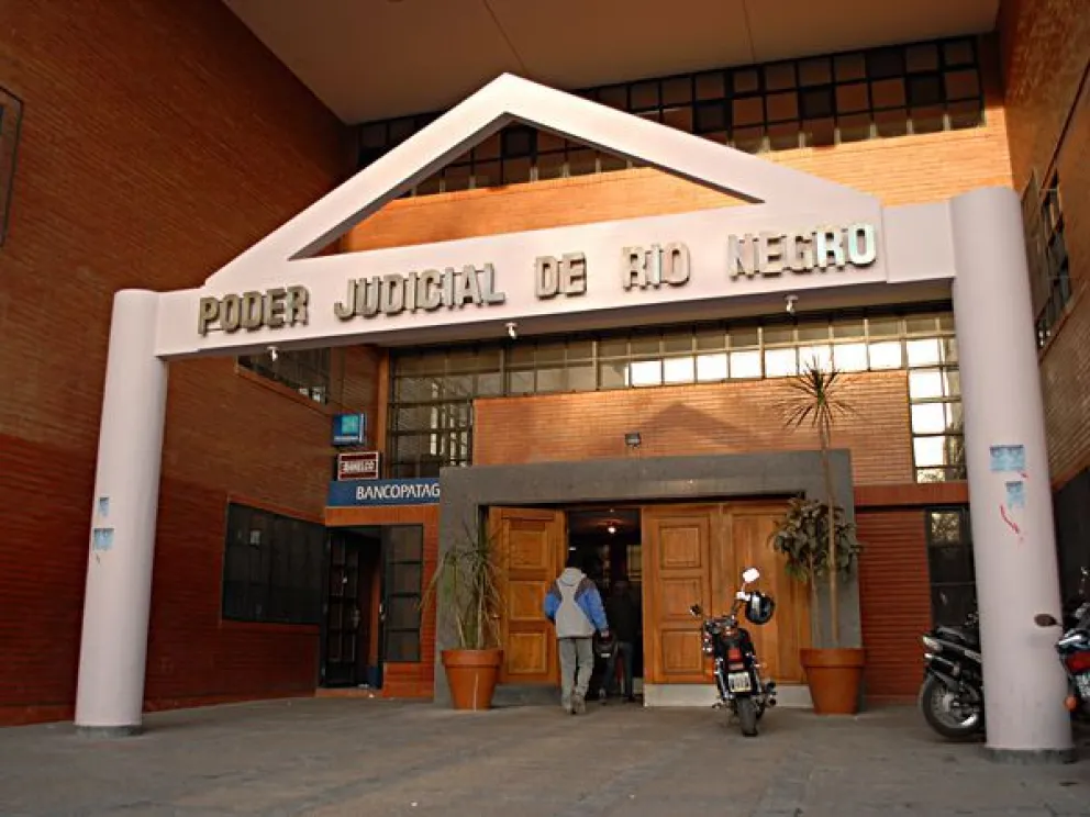 El fallo del Superior Tribunal de Justicia confirmó la condena y dejó firme la pena de prisión efectiva por el intento de femicidio ocurrido frente a una escuela de Roca, cometido pese a una restricción judicial vigente.

Foto: archivo ANR