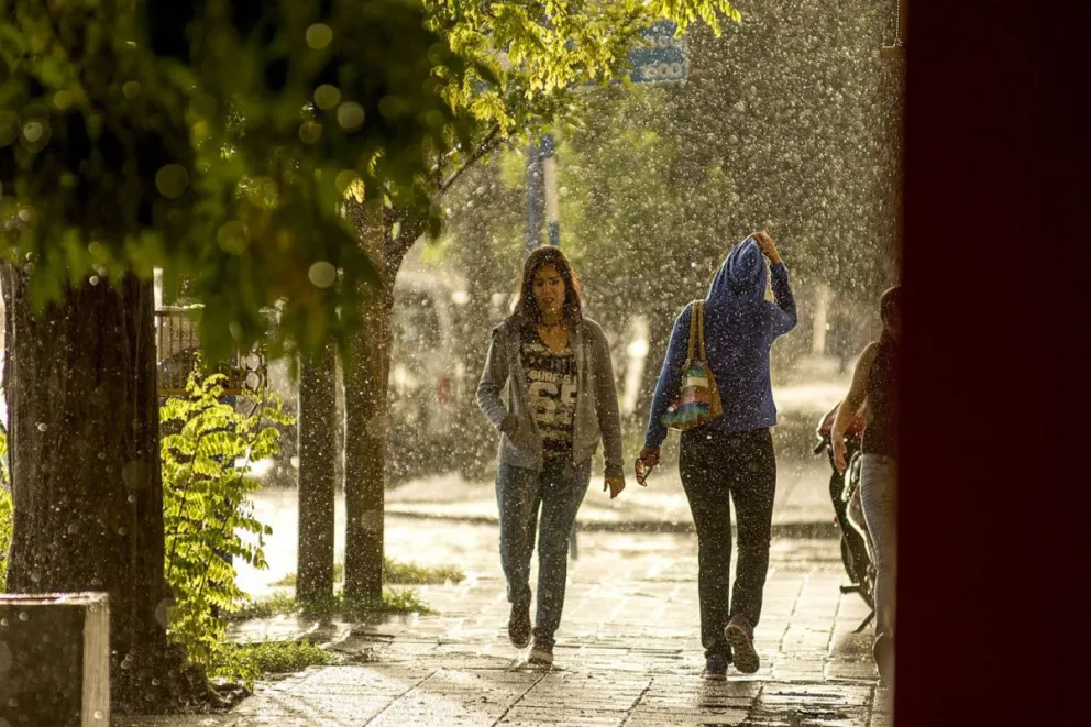 Se mantiene el pronóstico de lluvia, viento y frío para este domingo. Foto (ANR).