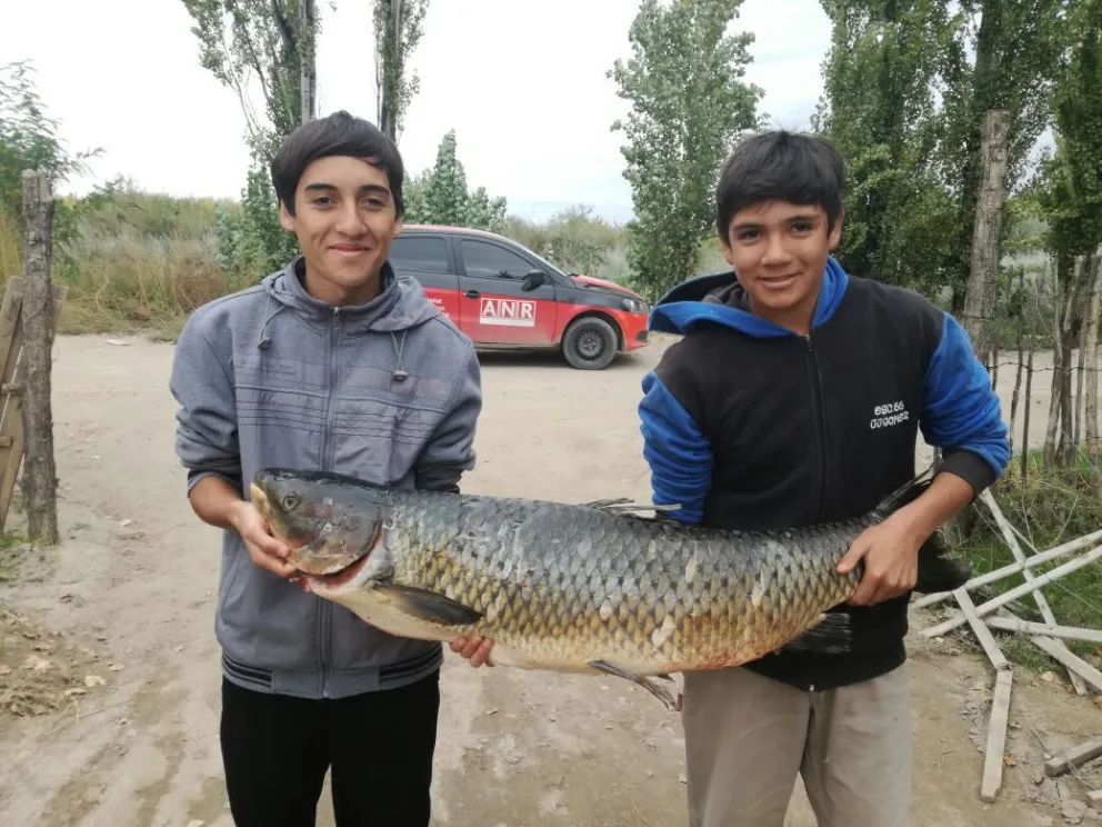 Wálter Gerbán y su amigo Miguel Sambueza, orgullosos con la captura de la carpa de entre 14 y 15 kilos.