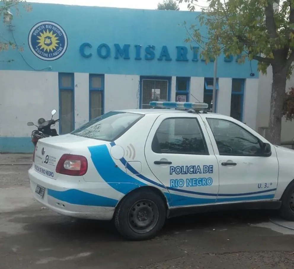 Una vecina denunció a una familia por esconder un auto robado en el patio de su casa
