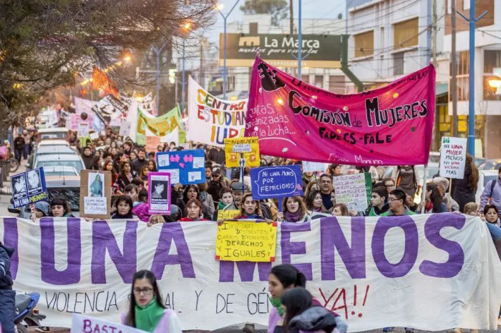 Hace diez años se sentía el primer grito de Ni Una Menos en Roca. Una multitud salió a las calles. Foto (ANR)
