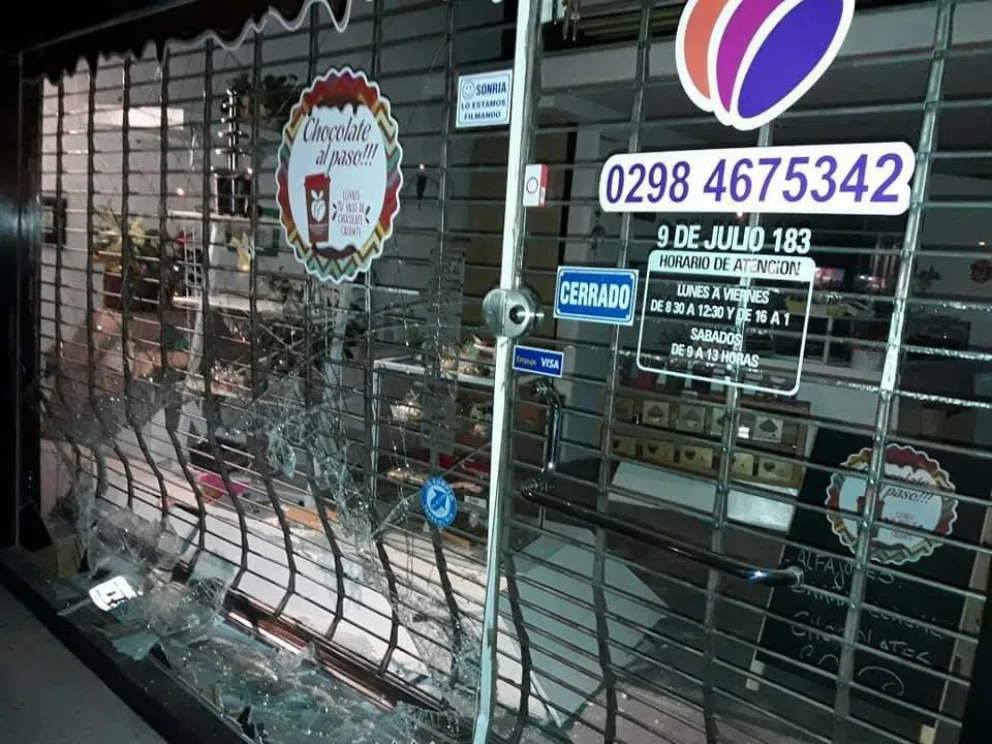 Chocó contra un local y se fugó, pero se olvidó la patente