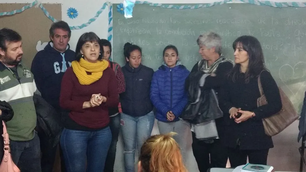 Directivos y padres del CEM 150 con la Coordinadora de Educación Silvina Biancalana.