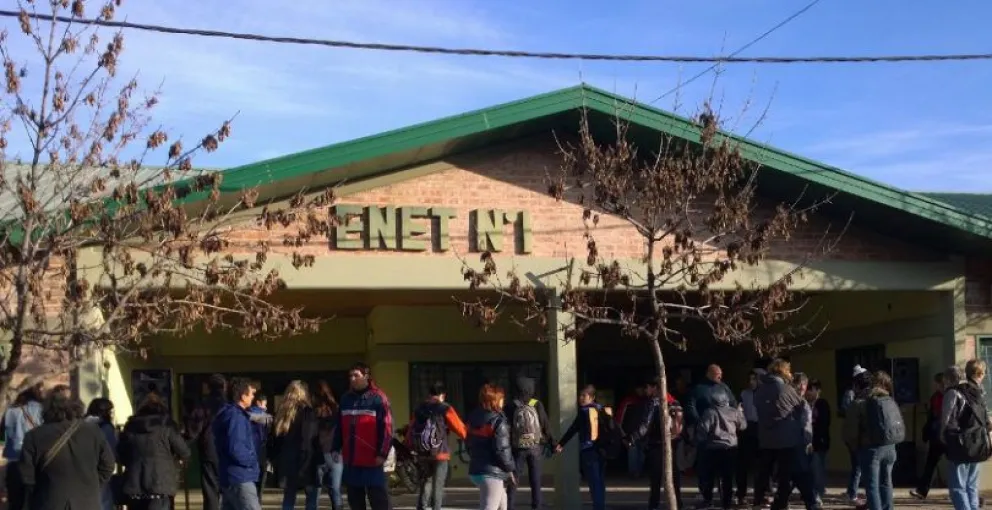 Padres molestos porque sus hijos tienen clases en el patio durante la ola polar