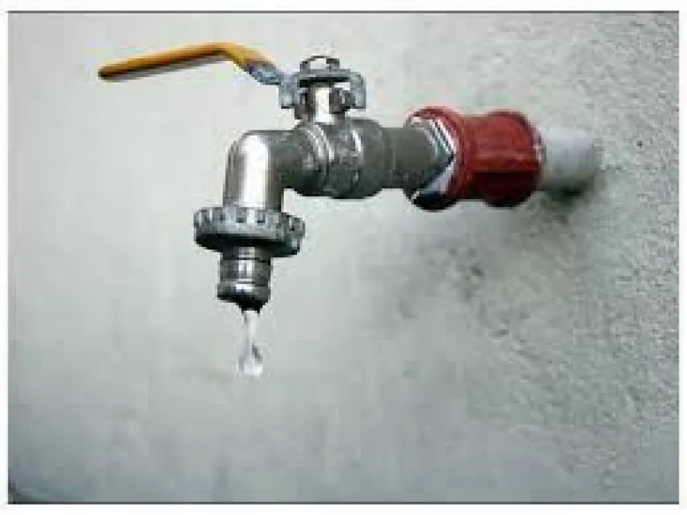 Por trabajos de una empresa privada no hay agua en un amplio sector de la ciudad. Foto (ANR).