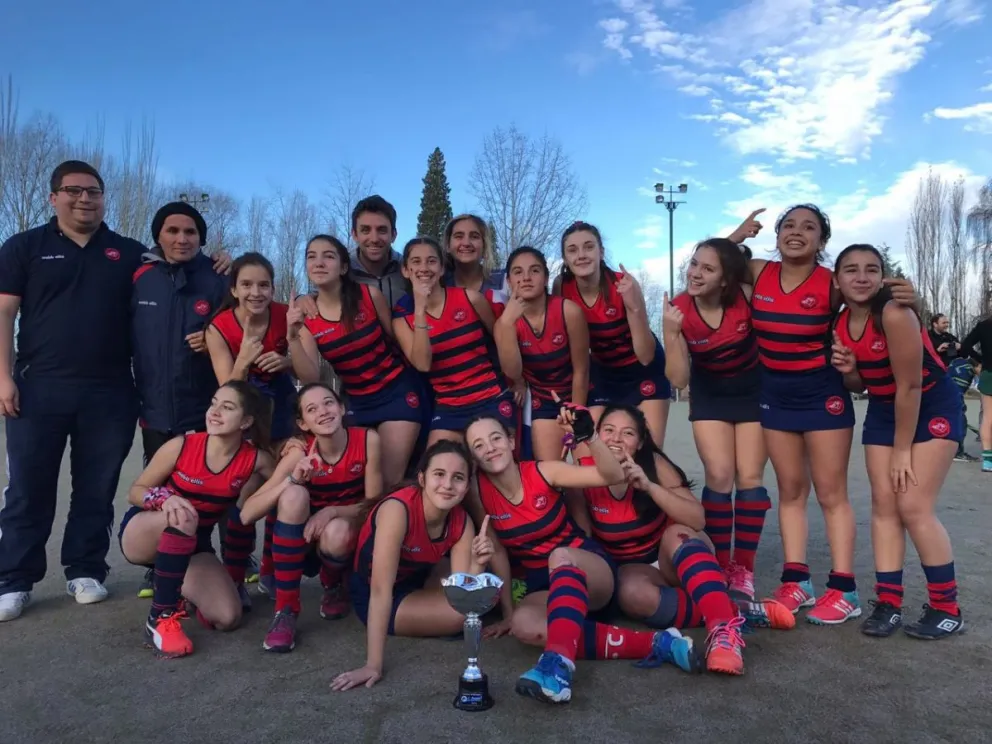 Las chicas del "rojo" y una brillante campaña para un gran título.