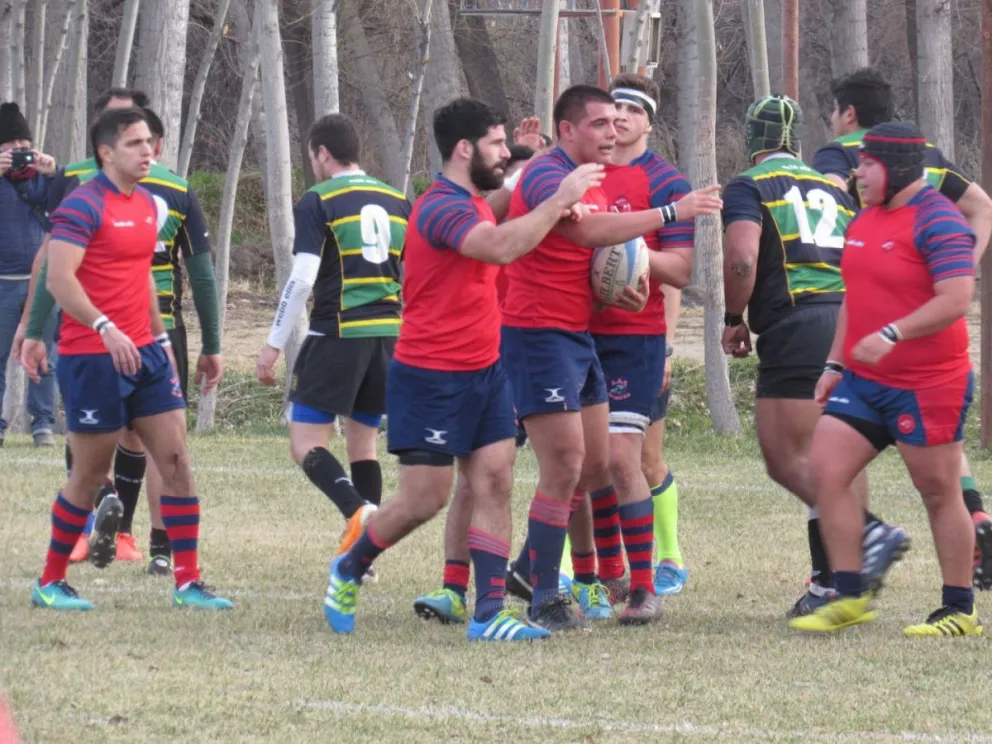 A festejar. Rocca, Duro y Lineado celebran uno de los tries de Roca RC.