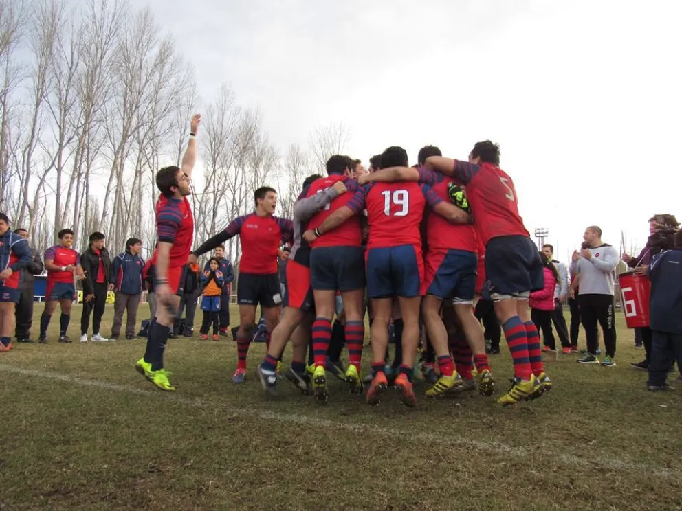 El Oficial de rugby se tiñó de "rojo"