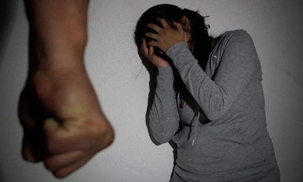 Ingresó a la casa de la ex pareja y la golpeó incumpliendo una orden de restricción