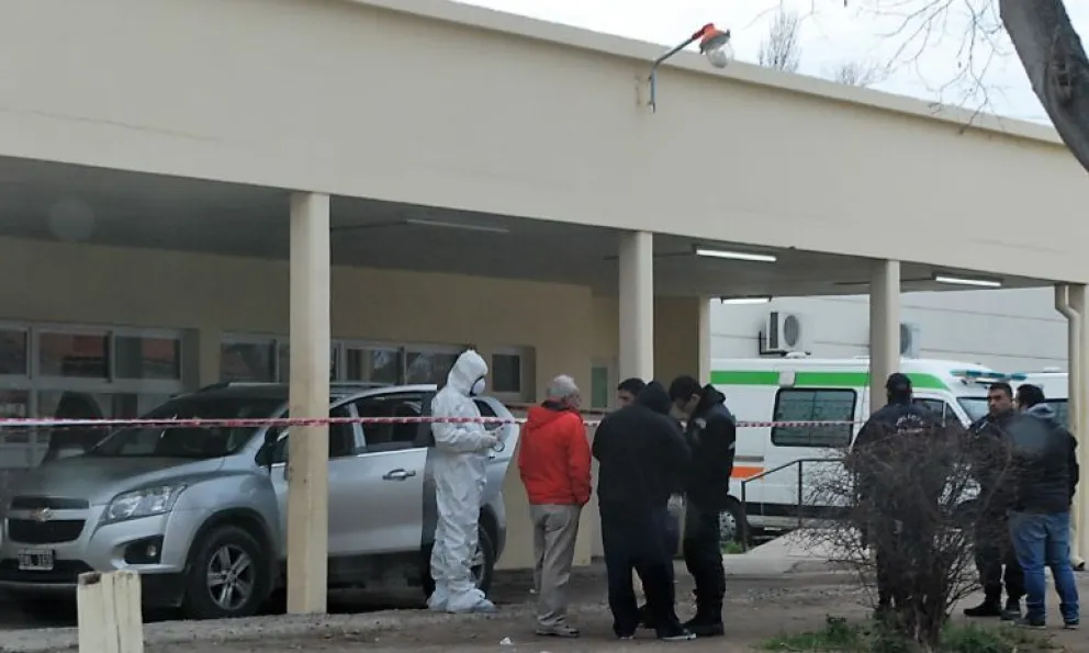 La camioneta Chevrolet quedó estacionada en la zona del guardia del hospital.