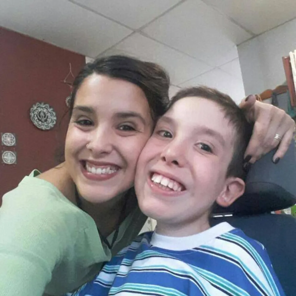 Julián junto a su mamá Ariadna.