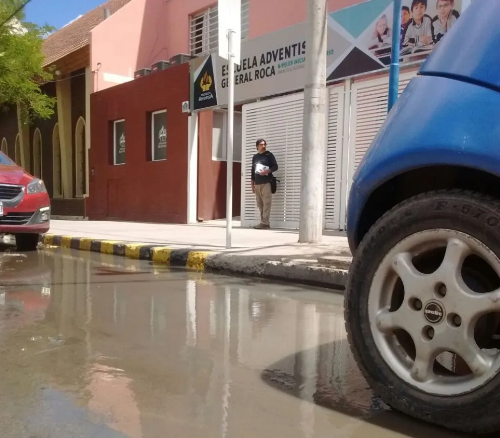 El drama de una escuela rodeada por los líquidos cloacales