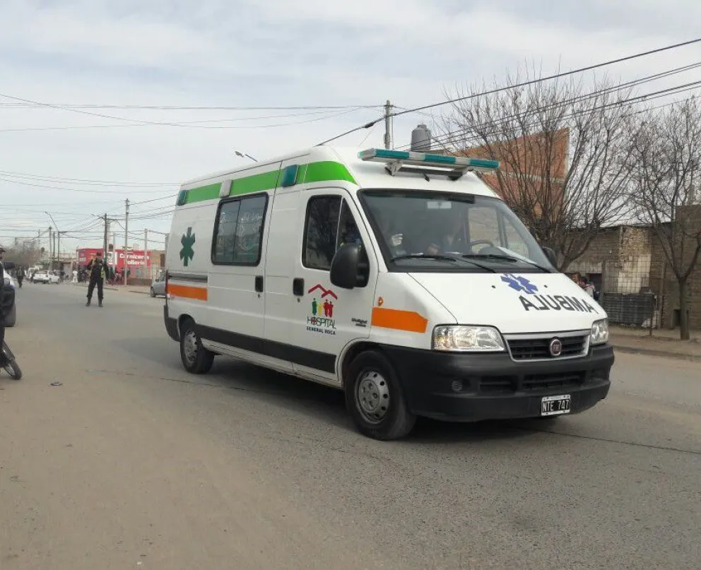 El conductor de una camioneta se pasó de largo en una curva y terminaron en el desagüe