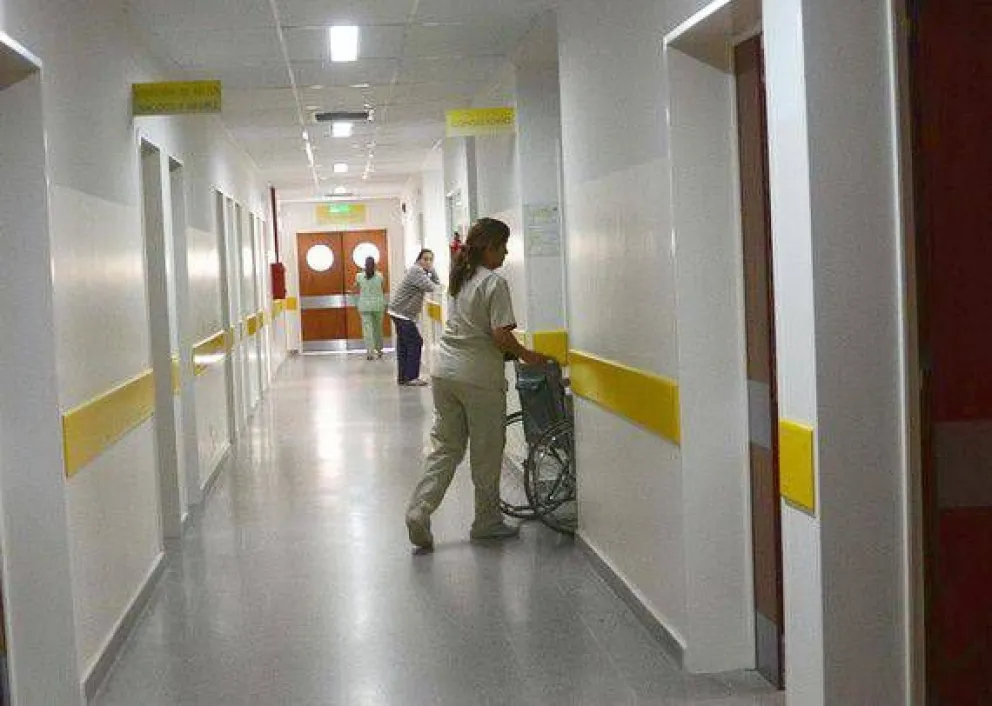 La llegada de una de las ambulancias con el herido de mayor gravedad al Sanatorio Juan XXIII.