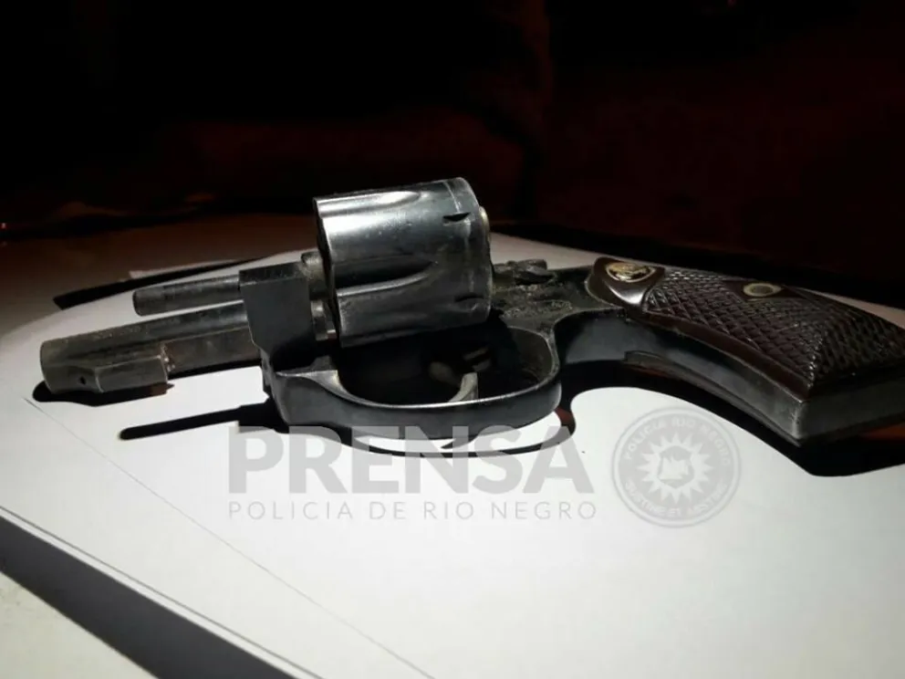 Arrojaron un arma y un chaleco antibalas a un patio