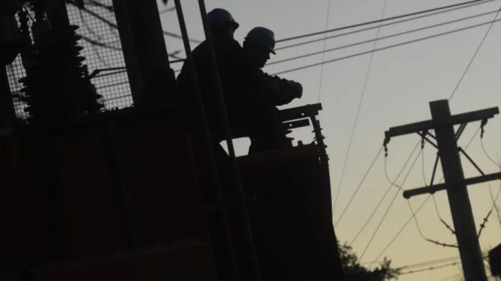 AHORA: Siguen los trabajos para recuperar el servicio de luz en la zona Oeste de Roca 