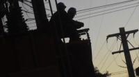 AHORA: Siguen los trabajos para recuperar el servicio de luz en la zona Oeste de Roca 
