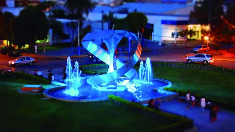 Este jueves iluminarán de azul el Monumento a la Manzana ¿Sabes por qué?
