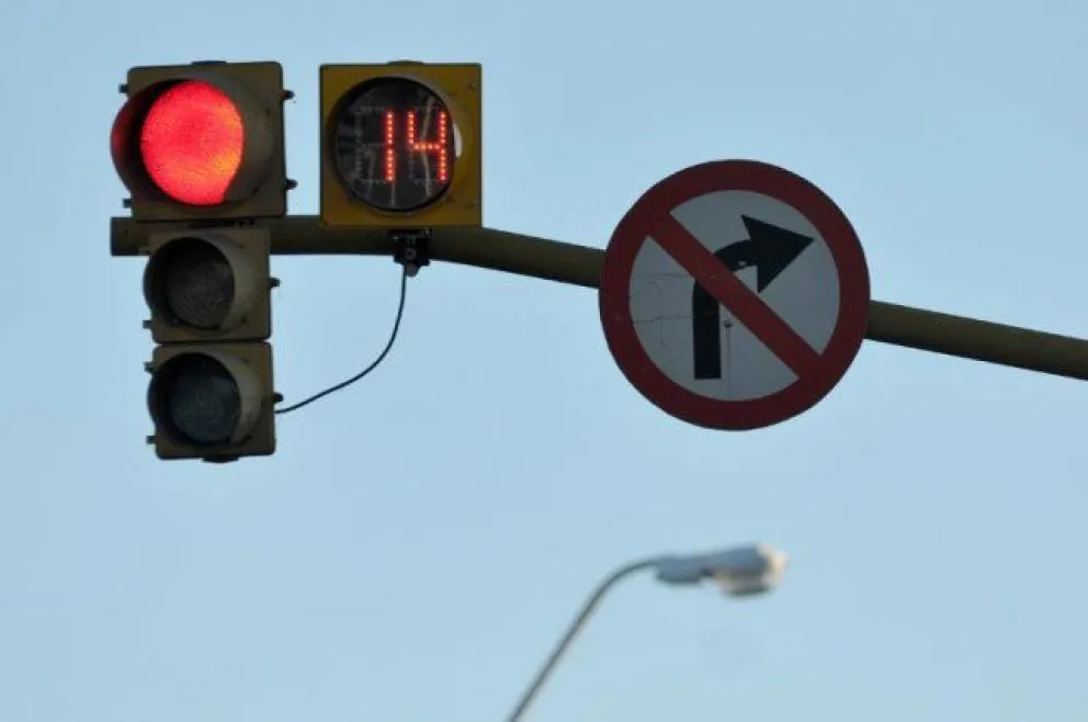 Piden al municipio semáforos con segunderos ante posibles multas por cruzar en amarillo