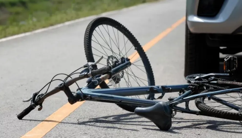 Una ciclista fue atropellada en plena rotonda y tuvo que ser trasladada al hospital