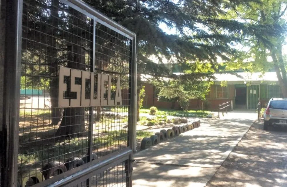 Paro de porteros: 3 escuelas y un jardín tienen clases en Roca 