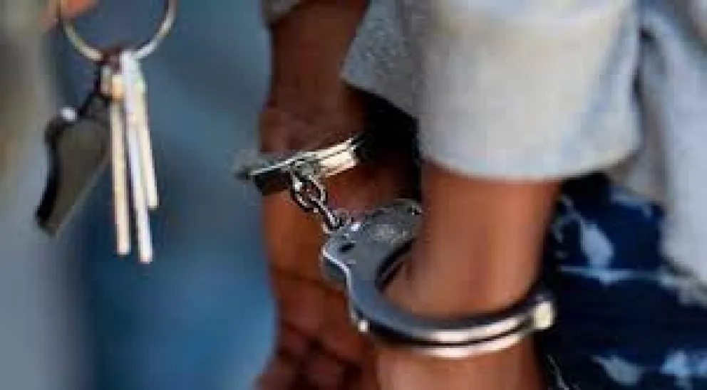 Se robó un celular, lo atraparon y le pegó una piña en la cara a una policía 