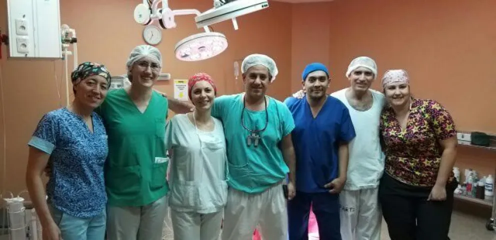 Por primera vez en Roca: Practicaron una cirugía que le devolverá a una bebé la posibilidad de mover la mano