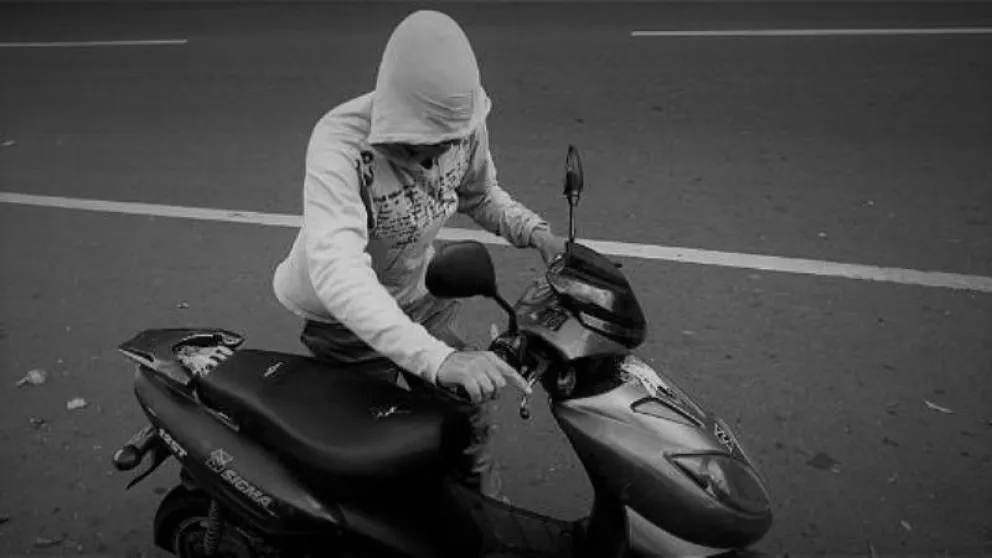 Le dijeron que le iban a comprar la moto pero se la terminaron robando