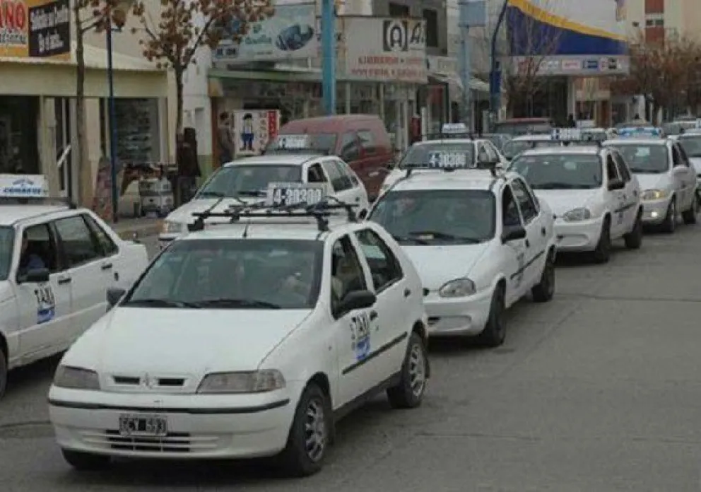 Nueva normativa regula a los taxis en Roca: Todos los choferes deberán estar registrados