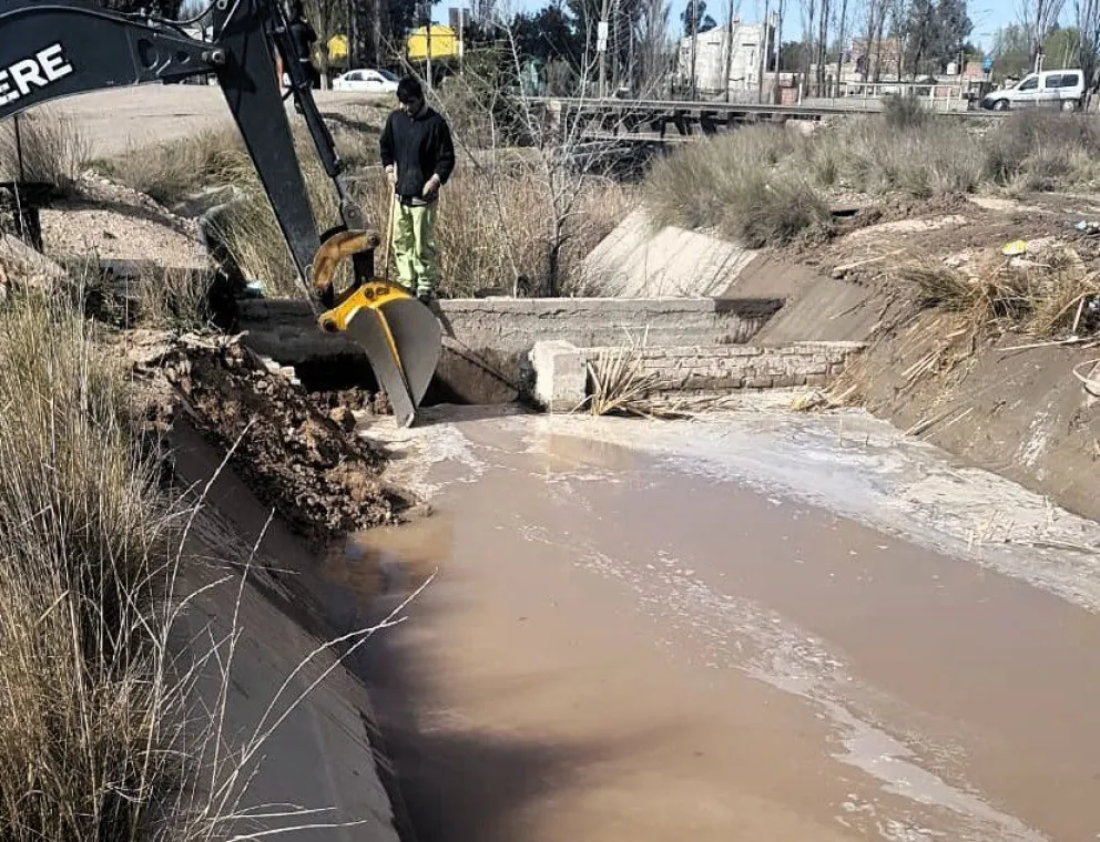 Las aguas bajan turbias: ARSA y DPA trabajaron en la limpieza del canal principal de riego