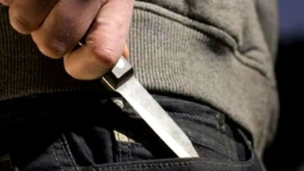 Con un cuchillo, los sujetos asaltaron a los empleados de la heladería. Sus condenas quedaron firmes. Foto: ilustrativa