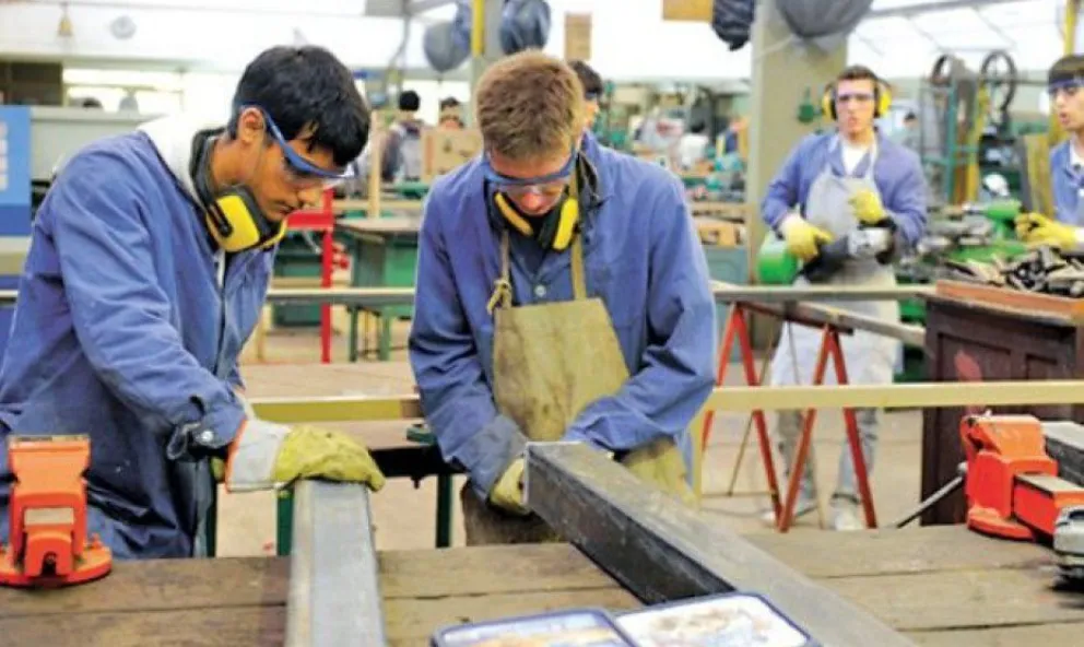 FinEsTec: un programa para que estudiantes finalicen el secundario técnico