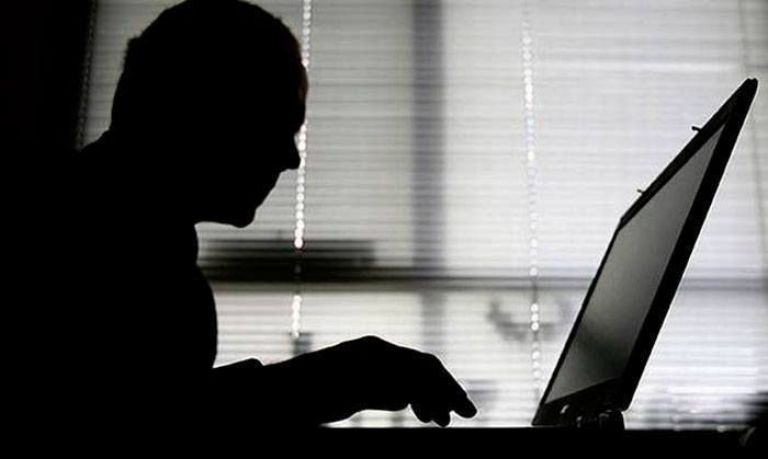 Un ex diputado simuló una campaña publicitaria y le pidió fotos desnudo a un adolescente roquense