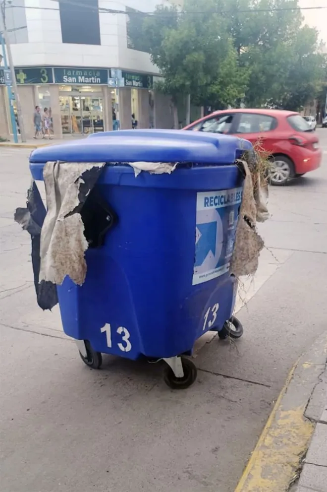 De locos: Un centro de rehabilitación usó un contenedor para tirar escombros y lo rompió