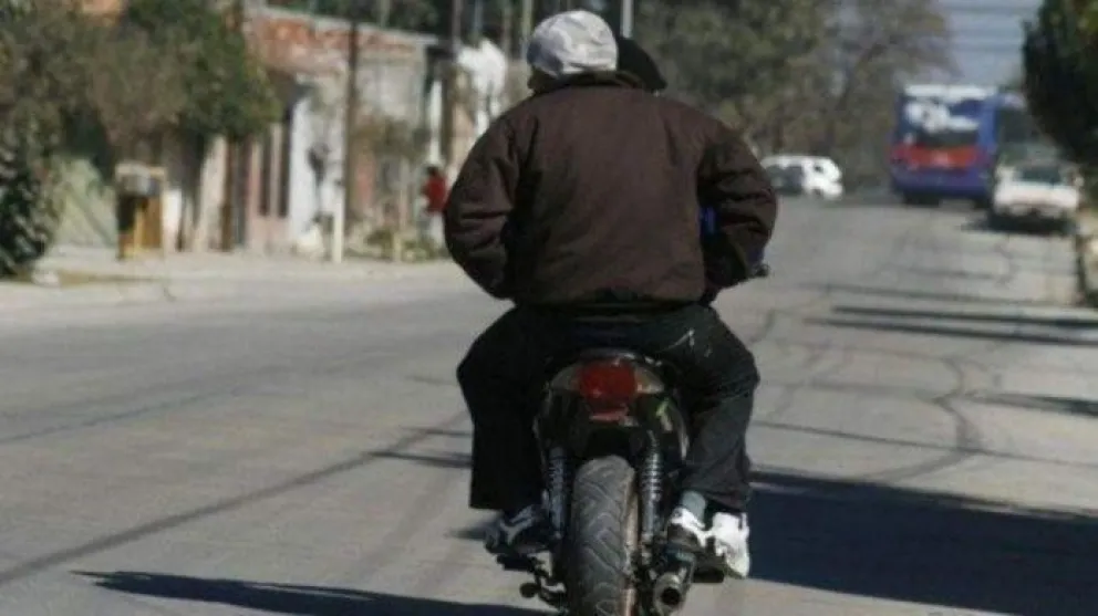 No dan respiro: delincuentes asaltaron a una joven en la esquina de su casa 