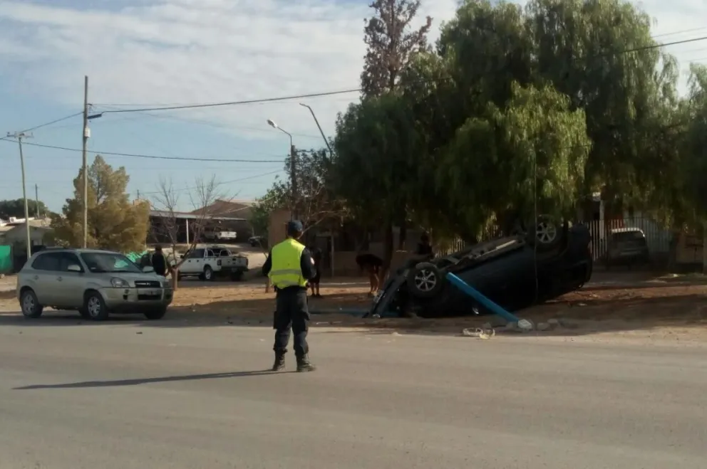 Chocó contra un poste de luz y terminó con la camioneta dada vuelta ...