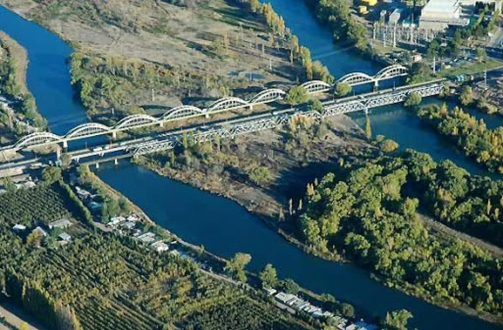 Transportistas de turismo llevan su reclamo a los puentes Cipolletti-Neuquén
