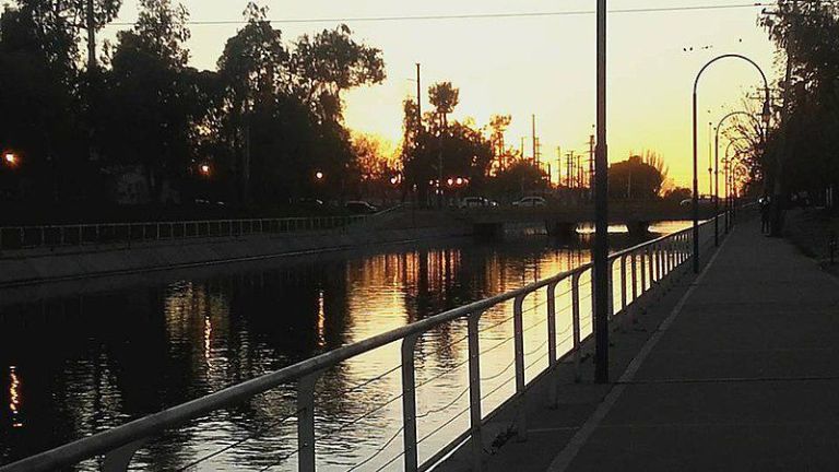 Motochorros armados robaron a un joven estudiante cerca del Canal Grande