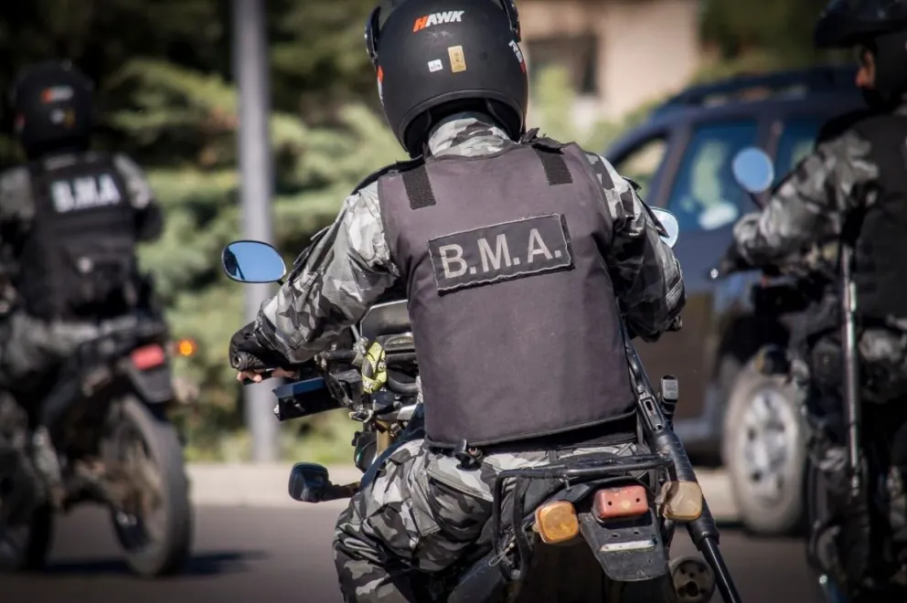 Se pelearon a la salida del boliche y tiraron a un policía de la moto