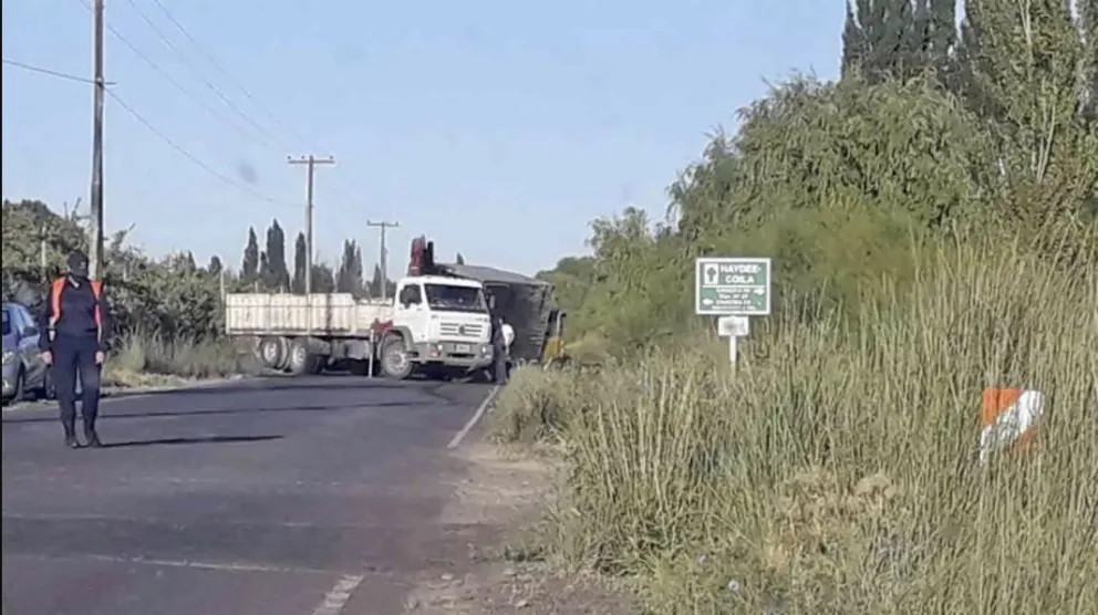 El vuelco de un camión interrumpió el tránsito en la ruta chica | ANR