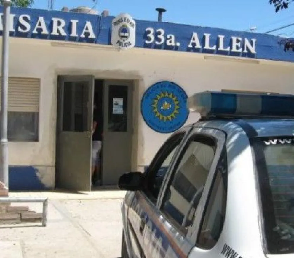 Uno de los jóvenes investigados por el homicidio se presentó en la Comisaría 33° de Allen, donde quedó detenido a disposición de la fiscalía. Foto: archivo