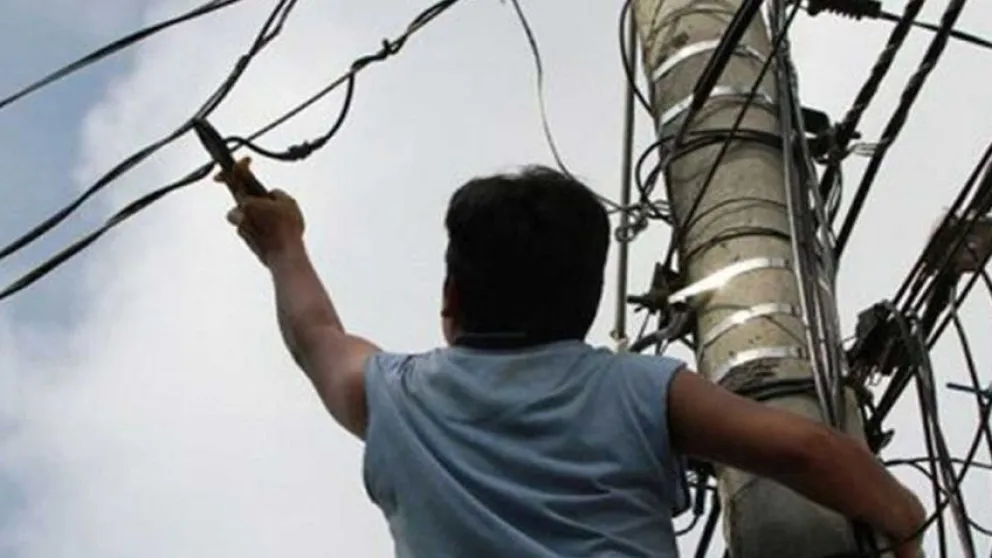 Una mujer recibió una descarga eléctrica de 13.000 voltios y quedó en terapia intensiva
