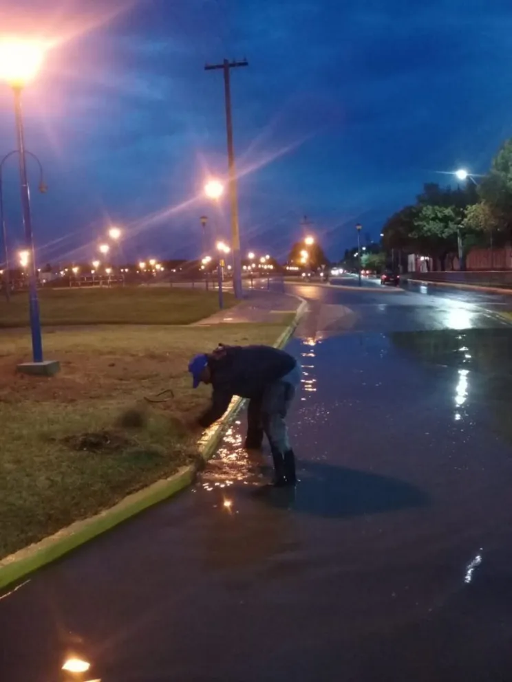 Ante el advenimiento de tormentas, el personal municipal salió a limpiar desagües pluviales 
