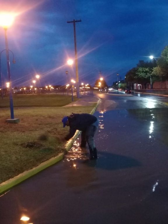 Ante el advenimiento de tormentas, el personal municipal salió a limpiar desagües pluviales