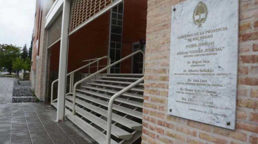Denunció que fue acosada por más de un año y que la echaron cuando lo hizo público