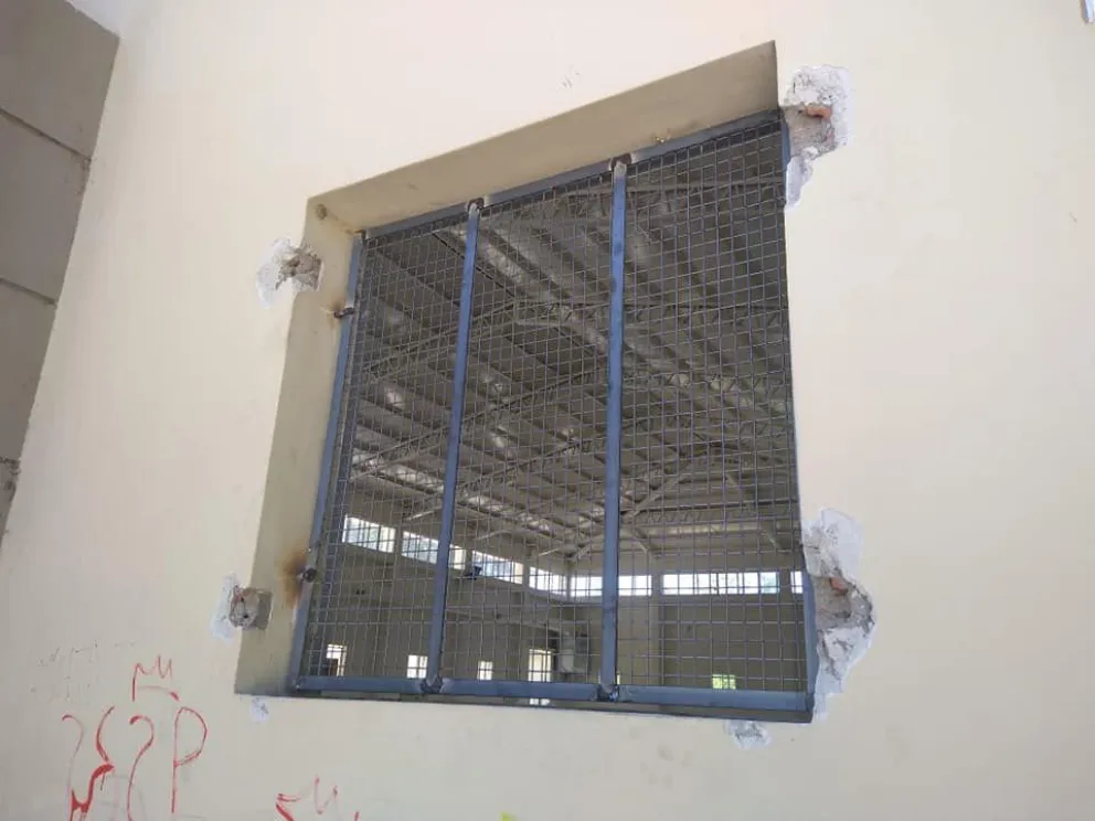 Arreglaba el techo de una escuela de Roca y cayó desde 5 metros